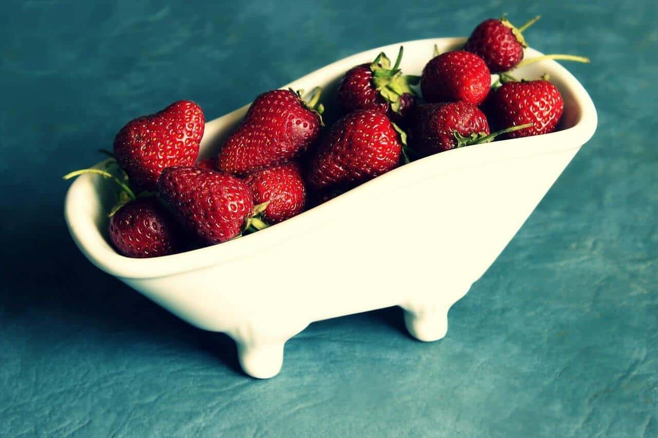 strawberry is container that looks like a bathtub, perfect before a massage snack